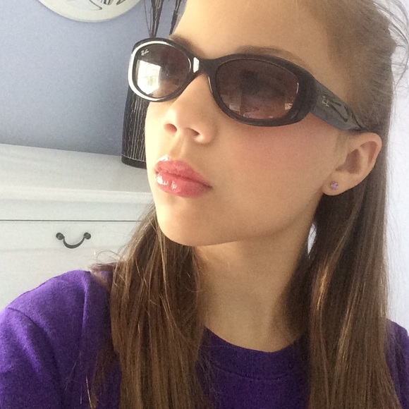 A beautiful/new pair of stylish raybans!!!