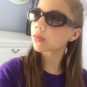 A beautiful/new pair of stylish raybans!!!