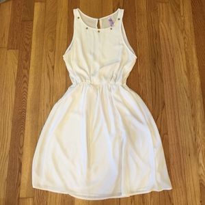 White dress with elastic waist. Beautiful on.
