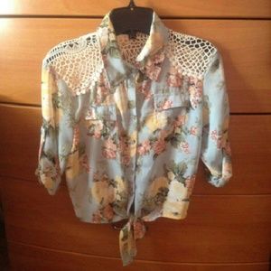 Cropped floral crochet blouse