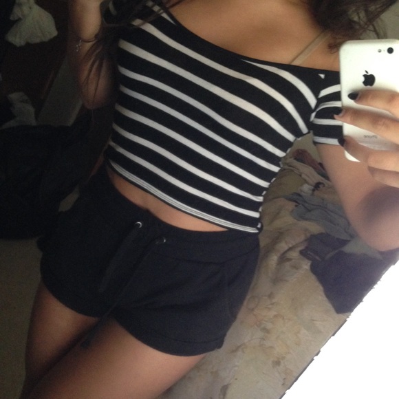 ⚡️SOLD⚡️Off the shoulders stripe crop top - Picture 2 of 2