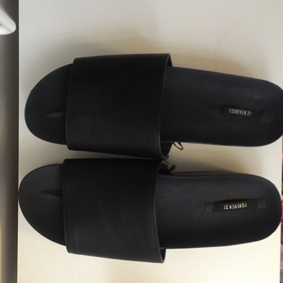 Black SixtySeven Ariel Slides from Forever 21 - Picture 1 of 4