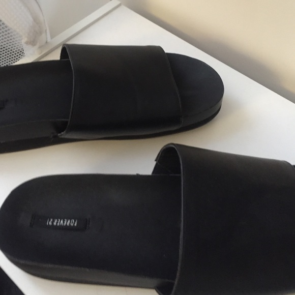 Black SixtySeven Ariel Slides from Forever 21 - Picture 2 of 4
