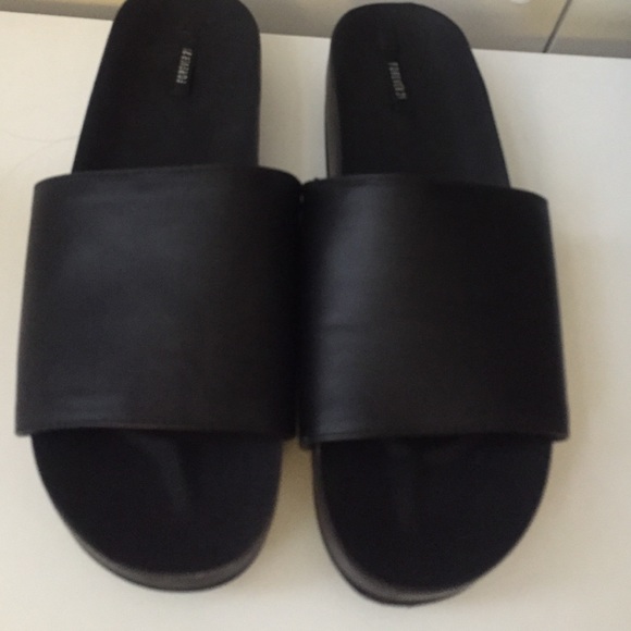 Black SixtySeven Ariel Slides from Forever 21 - Picture 3 of 4