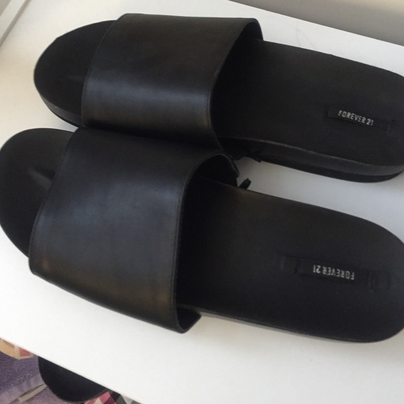 Black SixtySeven Ariel Slides from Forever 21 - Picture 4 of 4