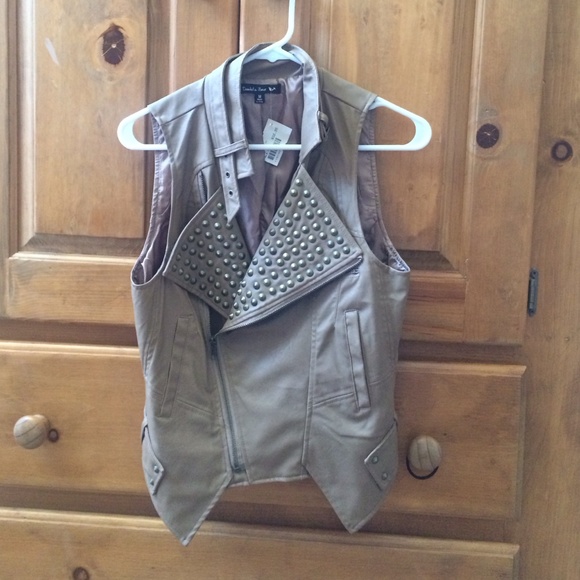 Leather studded vest - Picture 1 of 3