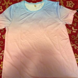 A colorful short sleeve  short 👚