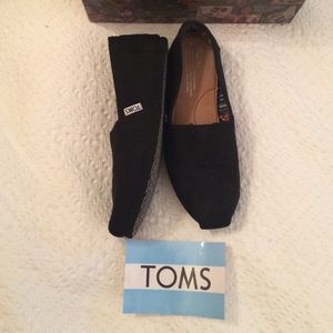 TOMS black on black canvas shoes