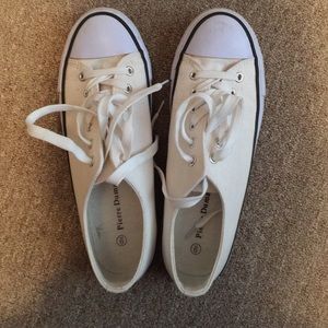 Size 9 shoes like converse