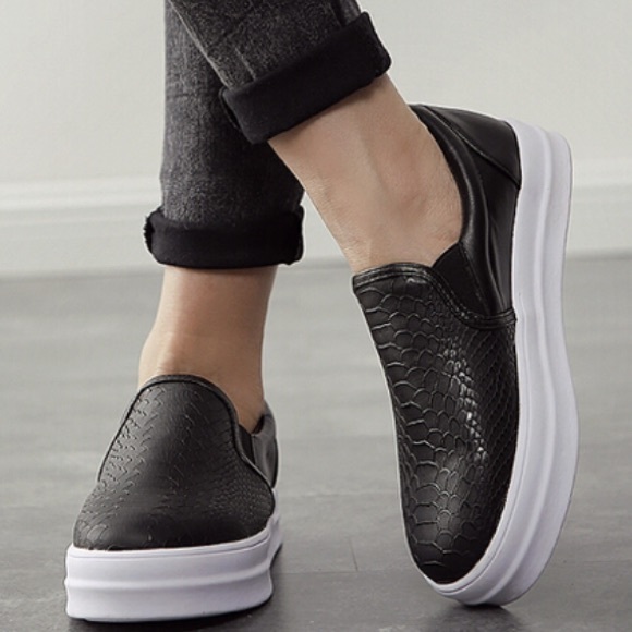 Black Snakeskin Pattern Flats