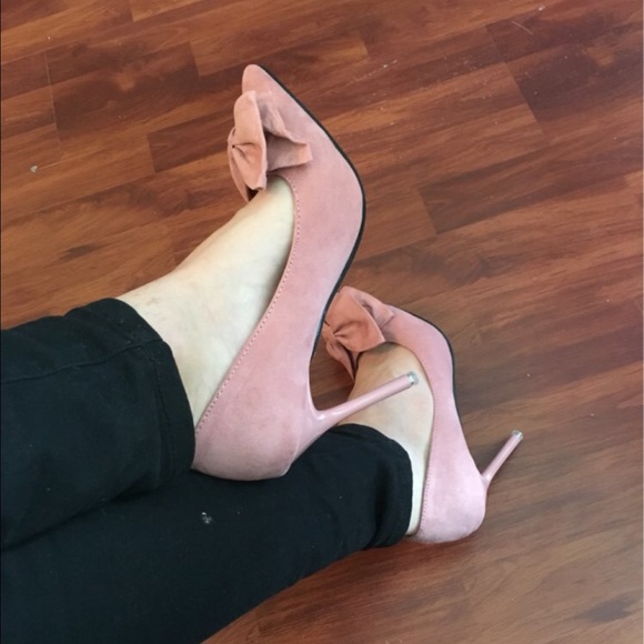 SOLD -- Pink Bow Pumps