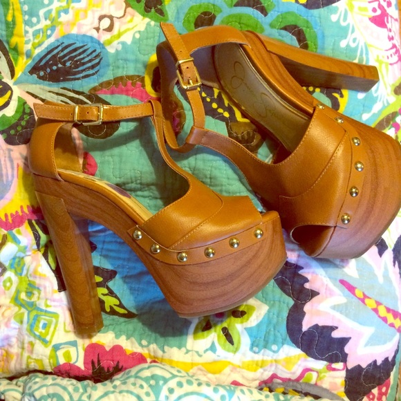 NEED THEM GONE! Brown jessica Simpsons heels!