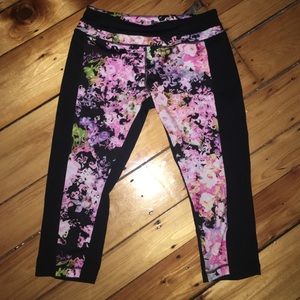 Floral yoga Capri workout pants with key pocket !