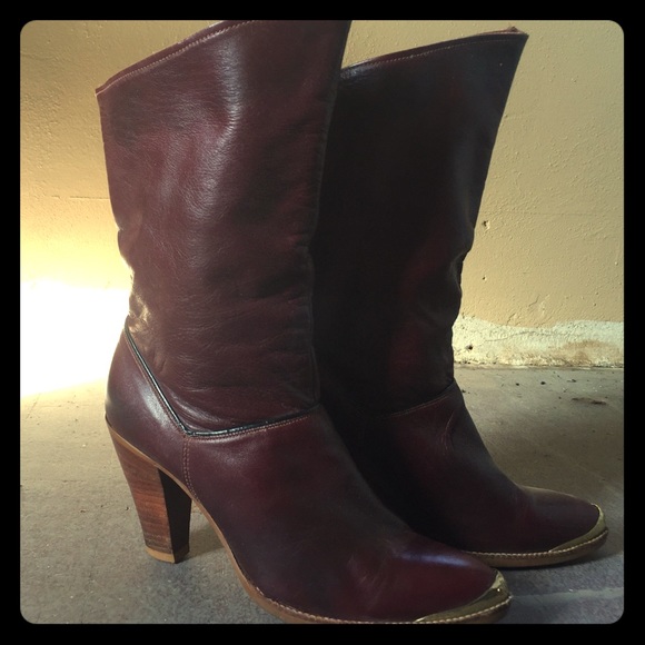 Cute vintage cowgirl boots with gold toe accent