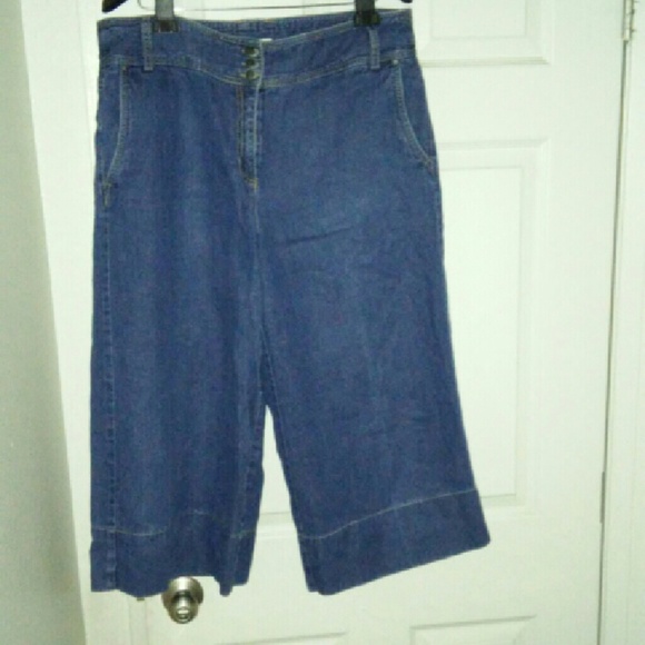 Short jeans wide legged pants Capri style