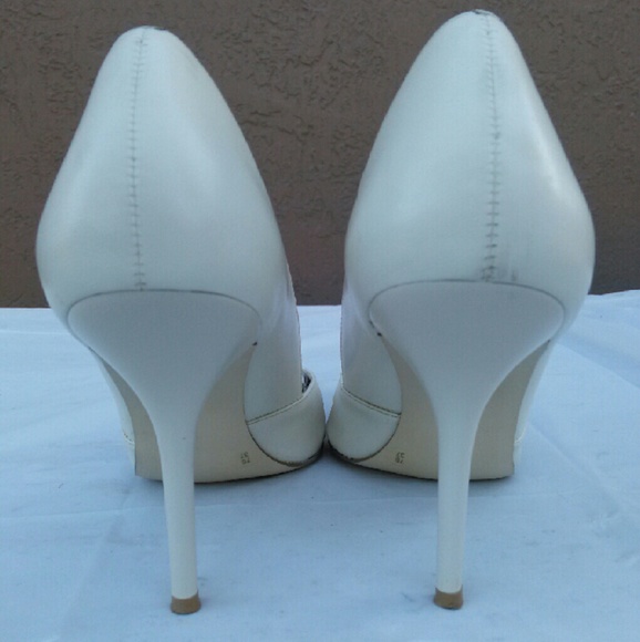 Like New BCBG Cream Pumps Size 7