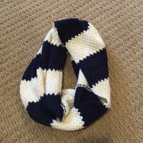 Blue and white infinity scarf - Picture 4 of 4