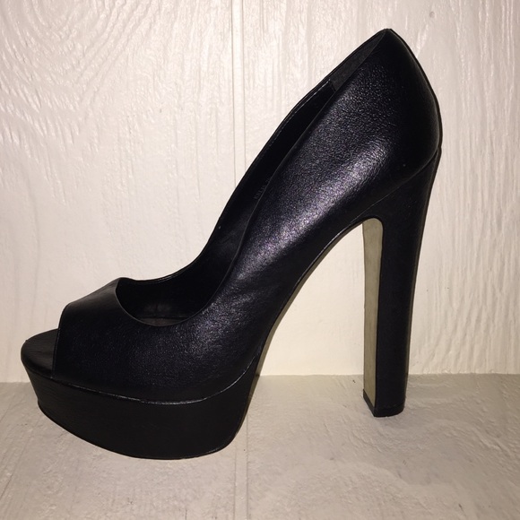 Black pumps