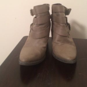 Size 8 They are super cute but they are big on me