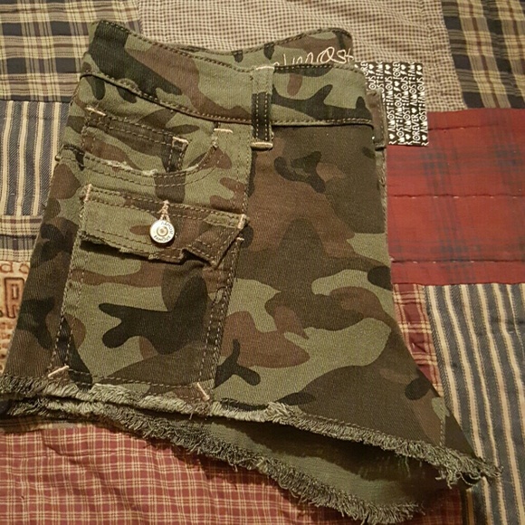 **SOLD** ALMOST FAMOUS CAMO SHORTS (NWTS) - Picture 3 of 4
