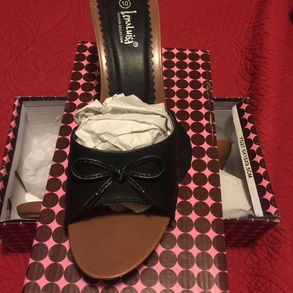 Black bow heels