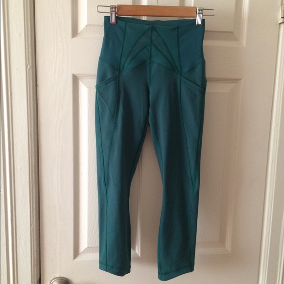Lululemon Exquisite crops size 4