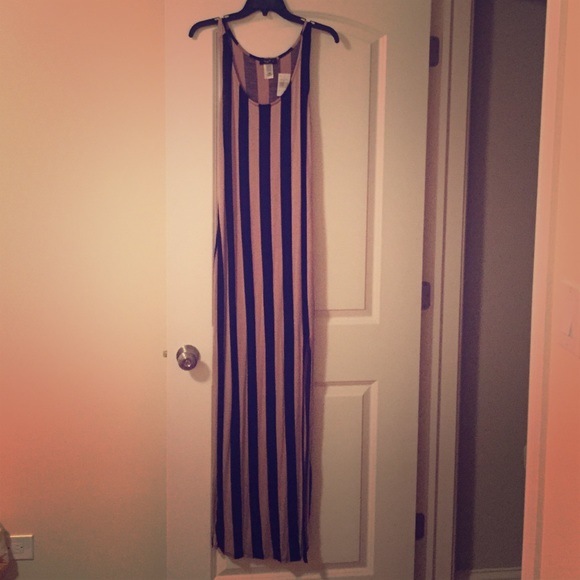 Straight maxi with slit on the left