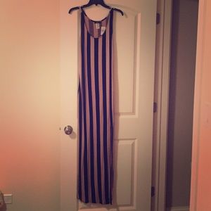 Straight maxi with slit on the left