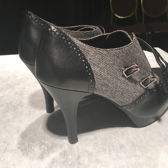 Black And White Striped Buckle Heels - Picture 3 of 3