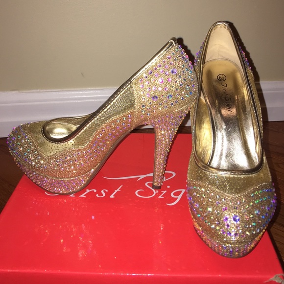 Hottt Gold shoes💃🏻size 6 1/2 runs big.