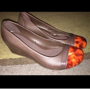 New crocs tortoise brown wedge shoes size 7