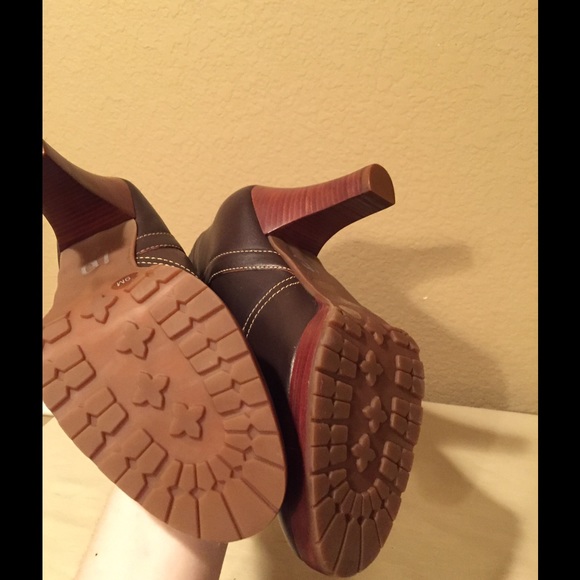 Brown leather boots - Picture 2 of 4