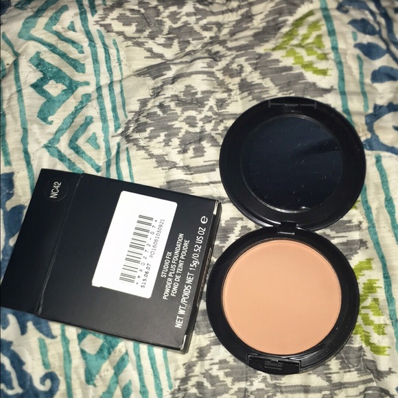 Mac bundle! 2 face powders & liquid foundations