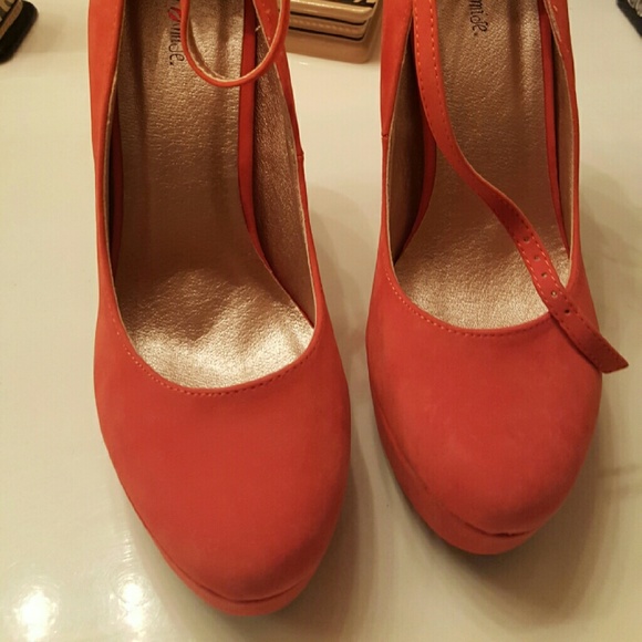 Dainty Orange Heels - Picture 2 of 3