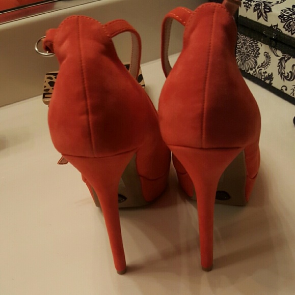 Dainty Orange Heels - Picture 3 of 3