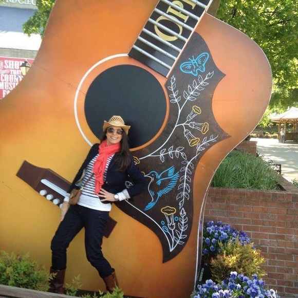 Meet your Posher, Rachel - Picture 2 of 2