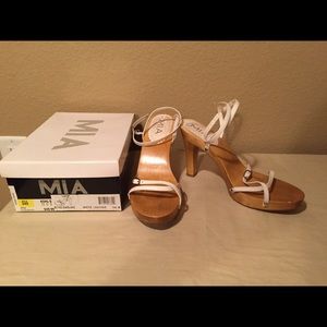 Mia wood & leather pumps