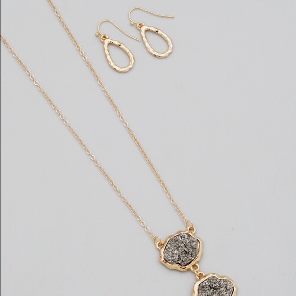 Grey faux Druzy long gold necklace - Picture 3 of 3