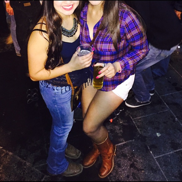 Cutest button down ever! 🙌🏻 - Picture 3 of 3