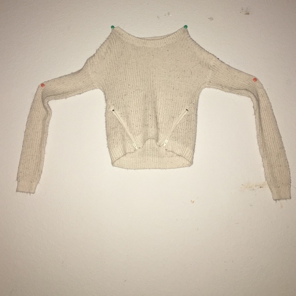 Sweaters - Cute cropped sweater