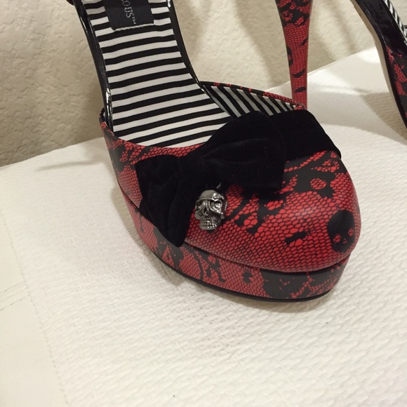 ❌SOLD ❌ CUTE Tattoo Style Skull Iron Fist 👠Heels - Picture 2 of 4