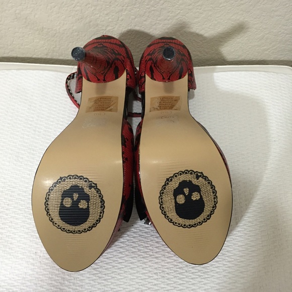 ❌SOLD ❌ CUTE Tattoo Style Skull Iron Fist 👠Heels - Picture 3 of 4
