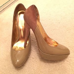 Nude half patent half velvet pumps