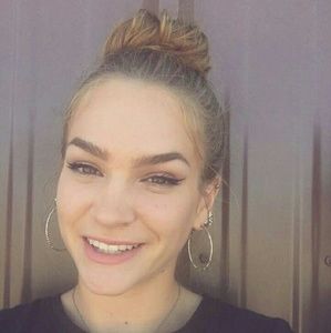 Meet your Posher, Chloe