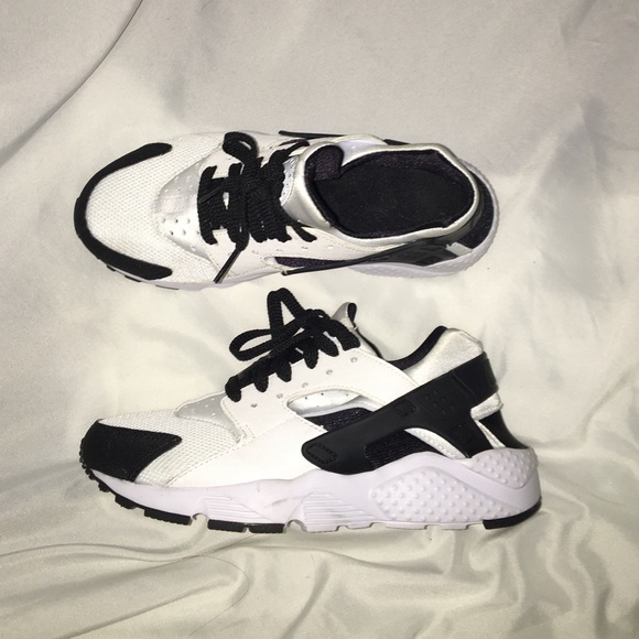 Black and white nike huaraches