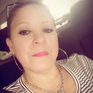 Meet your Posher, Adela