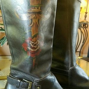 Leather boots with tatoo dagger rose design