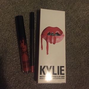 Kylie LipKit 22