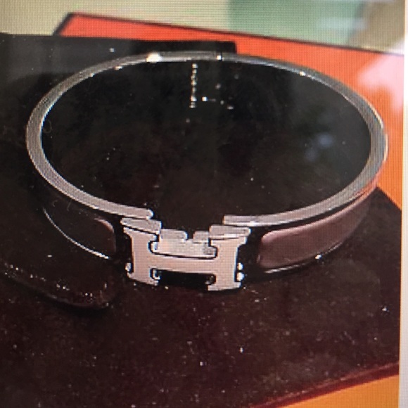 HERMES H SILVER ENAMEL LAVENDER BANGLE W/ WHITE H