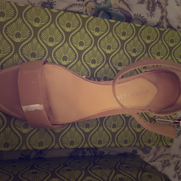 Nude Gianni Bini kitten heels